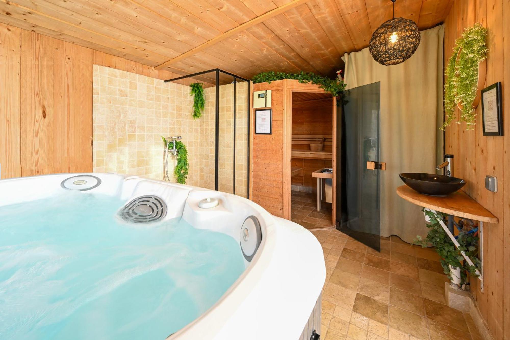 Ker Gana Sauna, Jacuzzi, Poele A Bois Plourin  Kültér fotó